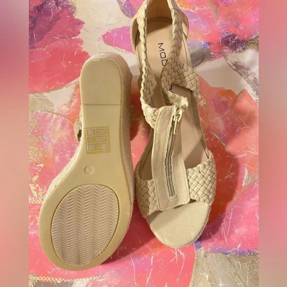 🛍️Moda Spana Beige wedge sandal with zipper size : 9M💥